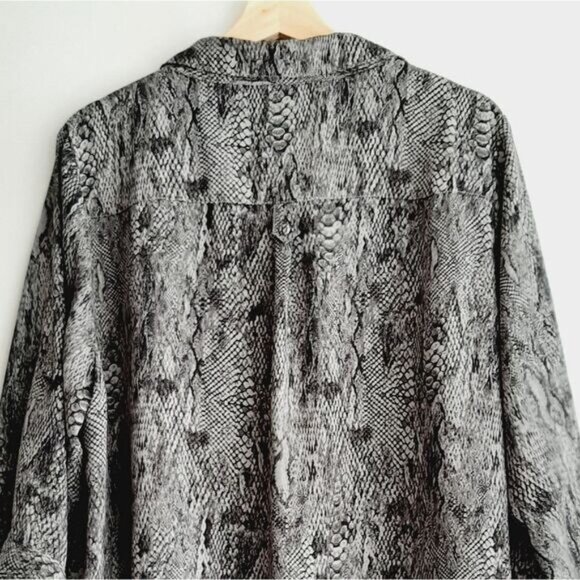 TORRID / Light Georgette Utility Button Down Blouse Snake Pattern Sz 2X - Picture 10 of 16